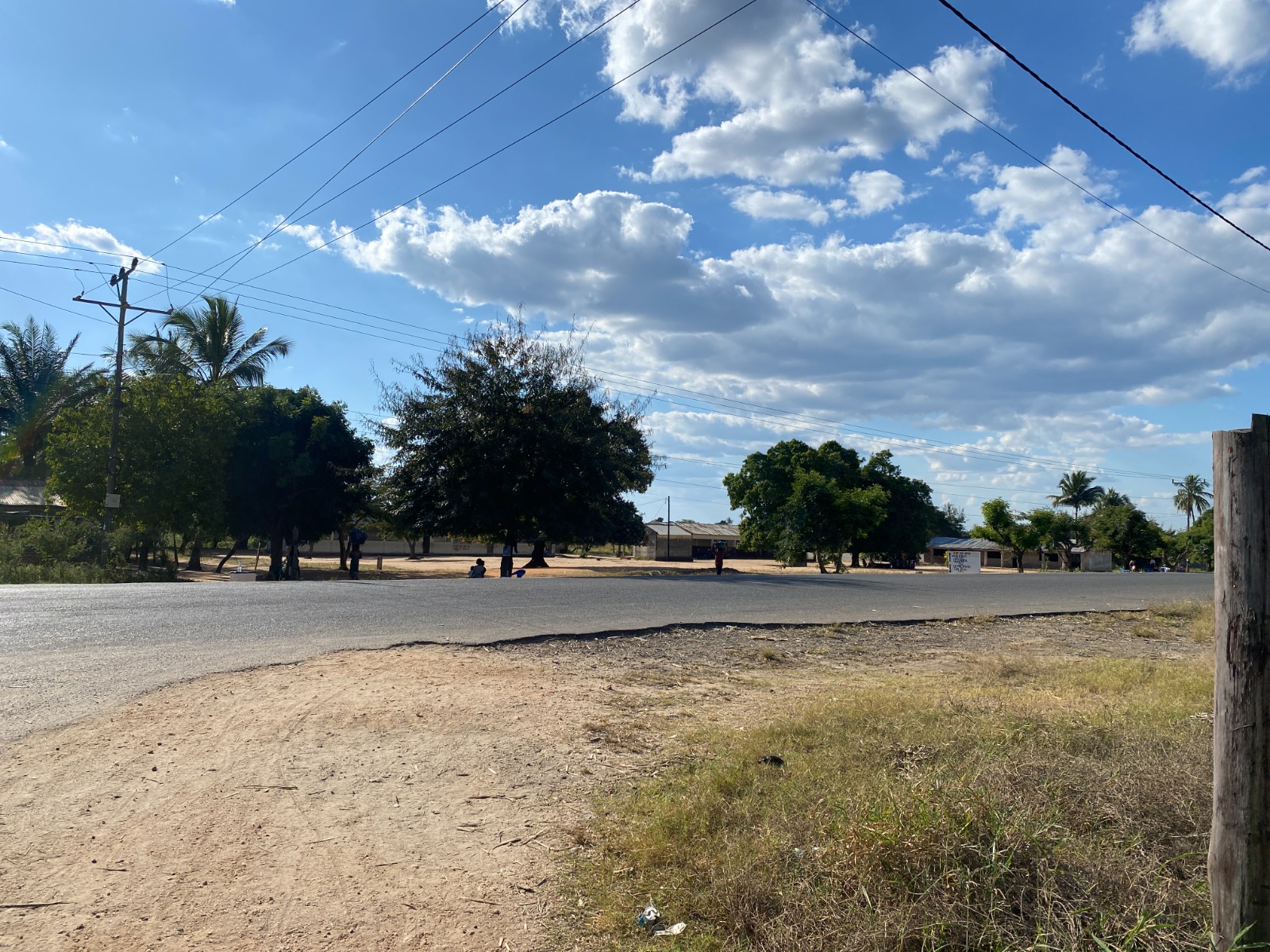 Estrada e paisagem de comunidade moçambicana onde a DeCarvalho atua