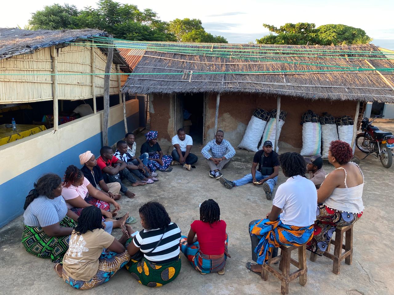 Reunião comunitária em círculo durante trabalho de campo